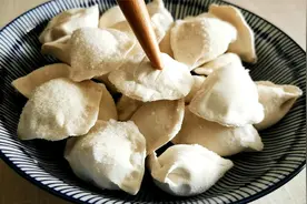 煮速冻饺子，用冷水和开水都不对，教你一招，不粘锅不破皮不露馅视频封面