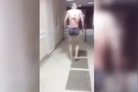 用生命抽烟！俄男子背上插刀强行走出医院想抽烟视频封面