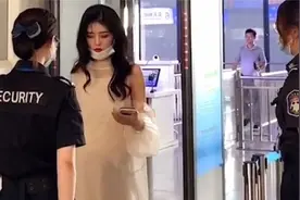美女孕妇过安检，安检员一个小动作，全网都沸腾了！视频封面