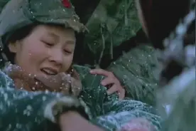 女战士战前分娩，孩子出生就被冻死，作为母亲他是多么心痛。视频封面