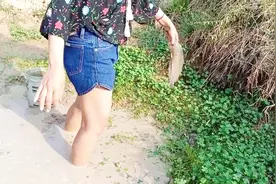 水坑看着不起眼美女舀干水，里面藏了好多鱼，一会功夫抓半桶视频封面