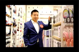 名创优品上市后首报亏损16亿，湖北丹江口人叶国富10元店还开吗？视频封面