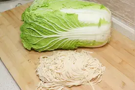 白菜搭配2块钱面条，简单一做，出锅真的超好吃，劲道爽滑又解馋视频封面
