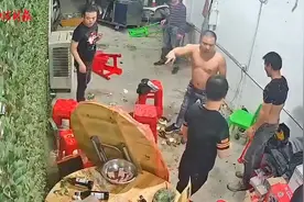嚣张光膀男子酒足饭饱后砸店掀桌子，还欲提刀砍人 网友:不讲武德视频封面