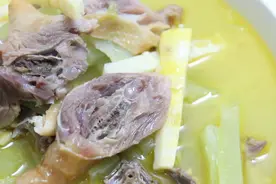 咸鸡别再直接炖了，加点双笋，咸香的咸鸡搭配鲜香的双笋，大赞视频封面