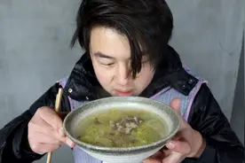 小伙用高压锅做一道羊肉汤试试味道 肉有点少但问题不大视频封面