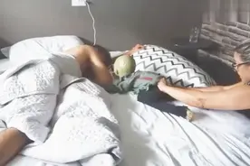老妈恶搞熟睡的儿子，儿子直接摔个四脚朝天视频封面
