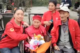 好热闹！121岁长寿老奶奶过重阳节 50多位后人赶回家排队合影祝福视频封面