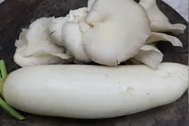 天冷了要多吃白萝卜，最简单的萝卜汤做法，汤鲜味美，一点不油腻视频封面