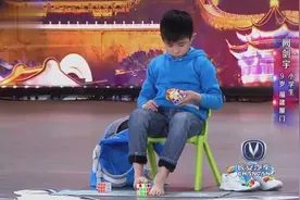 出彩中国人：9岁男孩堪称神童，手脚同时还原魔方，这操作绝了！视频封面