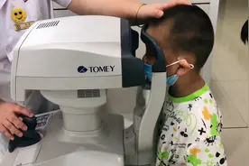 3岁孩子体检查出先天近视，妈妈自责，儿子眼里的世界是什么样的视频封面