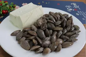 做花甲煲，加一块豆腐实在太好吃了，鲜嫩多汁味美，孩子主动添饭