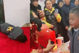 小男孩帮新人滚床紧张到顺拐，吉祥语却说得很溜：一天能挣千八百视频封面