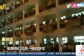 河南高三学生撕试卷减压，发泄过后主动清扫，将废纸送给环卫工人视频封面