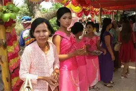 云南到处可见老挝美女，她们靠什么养家？说出来你可能不太相信!视频封面