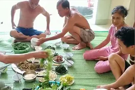 看看越南人都吃的什么饭？他们为什么要坐在地上吃饭？是传统吧视频封面