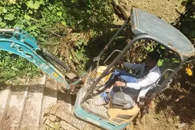 小微挖机最怕上台阶，一不小心就要翻跟斗，换是你你敢开吗？视频封面