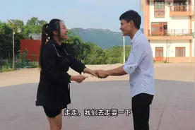 买金手镯向女同学表白，居然成功了，终于让女同学变成了女朋友视频封面