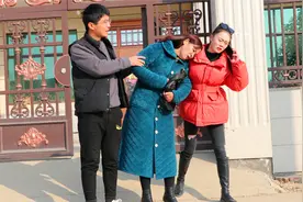 大妈路边晕倒，美女好心救助却丢掉工作，谁知大妈的身份不一般视频封面