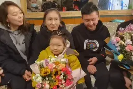 女足队长赛后与家人视频通话晒泡面，侄女奶音喊话：姑姑快回来视频封面