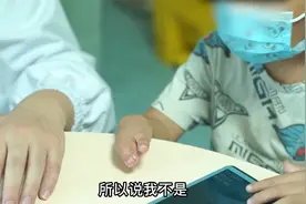 宝宝天生只有两个手指，这样的并指畸形应该怎么办....视频封面