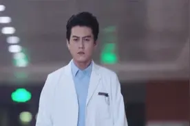 李佳晒照庆靳东45岁生日！老公戴头盔表情严肃，手臂肌肉壮实视频封面