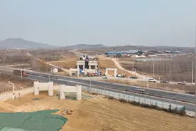 岱岳区送马路 共青团路南延项目：加快工程进度 今年将建成通车视频封面