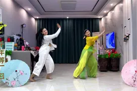 终于等来了小白跳《千年等一回》姐妹联袂出演真是美的不要不要的视频封面