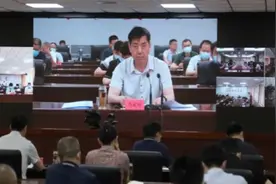 因郑州红码事件被撤职的冯献彬：当过火炬手，曾是位“警界英雄”视频封面