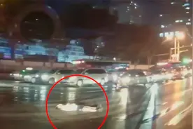 郑州一六旬老人晚高峰横躺十字路口，车流密集，公交紧急停车救助视频封面