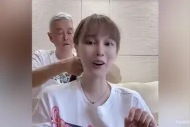 赵本山给女儿球球梳头！扎起三股辫有模有样，父女俩互动温馨有爱视频封面