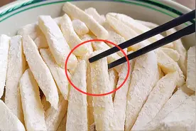 土豆切成条放冰箱里，真厉害，老保姆的拿手绝活，每次上桌都光盘视频封面