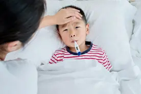 小孩手脚冰凉是怎么回事？儿科医生：多是两个原因导致视频封面