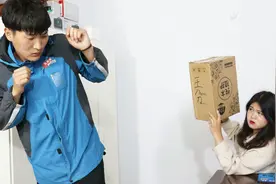 送快递的小哥不识字，叫错名字，结果把王分念成王八刀，太逗了视频封面