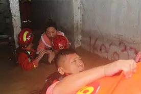 商丘消防驰援郑州，解救105名群众，被救女子哽咽称他们是“光”视频封面