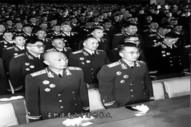 他是国民党第一军军长，后率领十万人起义，55年成为我军上将视频封面