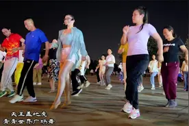 公园一美女带众人尬舞，霸气侧漏，还有点小俏皮视频封面