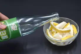你家有吃剩的柚子皮吗？放白醋里泡一泡，太实用了，看完涨知识了