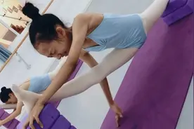 坚持5分钟高难度一字马，做完后女孩哭了，舞蹈生不愿回顾的过往视频封面