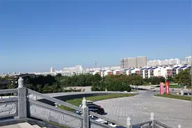 航拍乳山银滩旅游区。空中俯瞰《福如东海》景区及部分居住区。视频封面