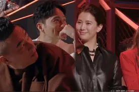张智霖看袁咏仪的眼神，宠溺到满眼都是星星，一个在闹一个在笑视频封面