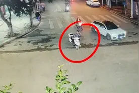 男子酒后一路推车回家被查，面对交警自信地笑了视频封面