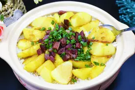 教你做一道“土豆焖饭”的正宗做法，步骤讲解详细，先收藏了！视频封面