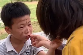 小孩子拿面包给母亲吃，哪怕疯也不会忘记孩子，最后的结局泪目了视频封面