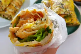 早餐煎饼果子，夹上多多的薄脆，太香了，可以出摊了视频封面