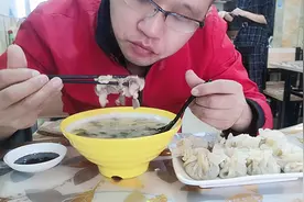 南方小伙在东北的午饭，鲜美纯正的羊肉汤，搭配香气美味的烧麦视频封面