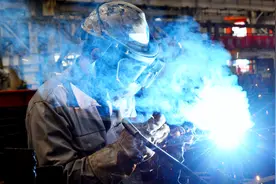 师傅二保焊技术不一般，工资一天350元，网友：船厂挣的是辛苦钱视频封面