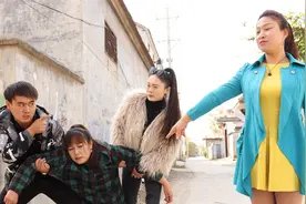 女孩救老人迟到被公司开除，老人上门感谢，一个电话经理工作丢了视频封面