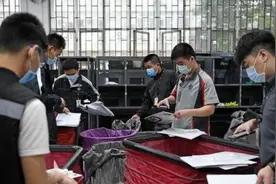 北京顺丰兼职员工确诊新冠:白天上班晚上兼职,还曾去医院陪护妻子视频封面