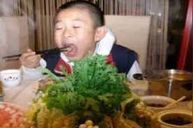 熊孩子朝邻桌火锅吐口水，宝妈护短被怼，网友直呼就该这么治视频封面
